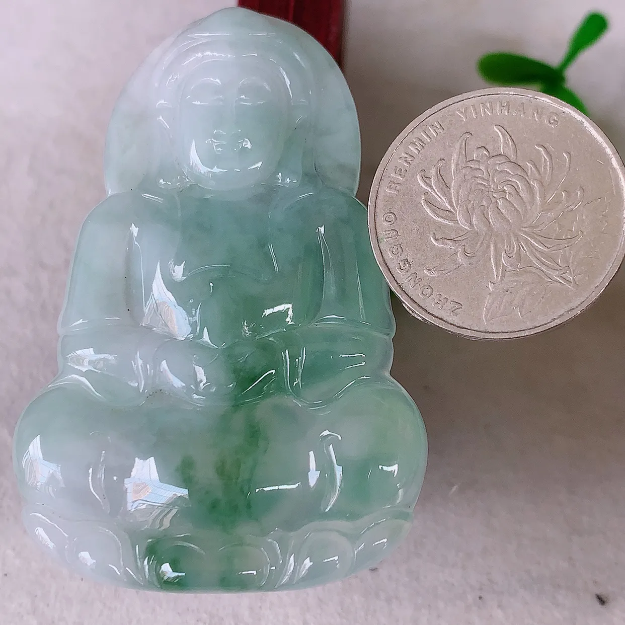 自然光实拍，大件冰飘花观音吊坠，赐福翡翠观音，翠绿迷人，观音面相端庄，佩戴时尚出众！#46.5