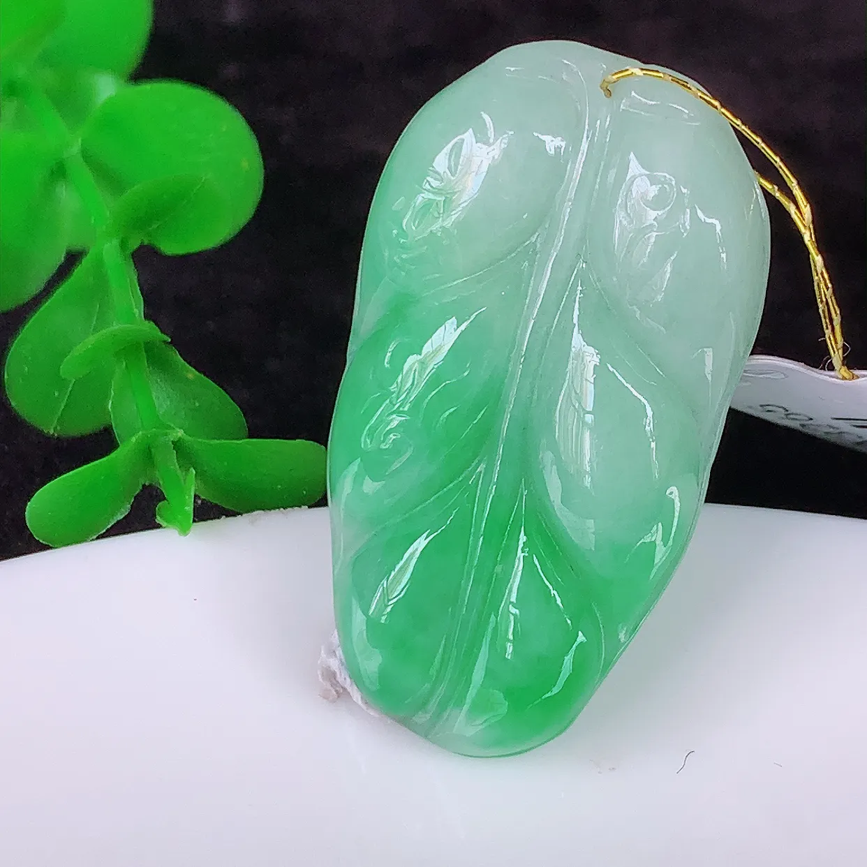 自然光实拍，冰胶飘绿叶子翡翠吊坠 ，种水足，色泽清新，工艺精湛，叶子寓意美好；金枝玉叶，事业有成。#35.5
