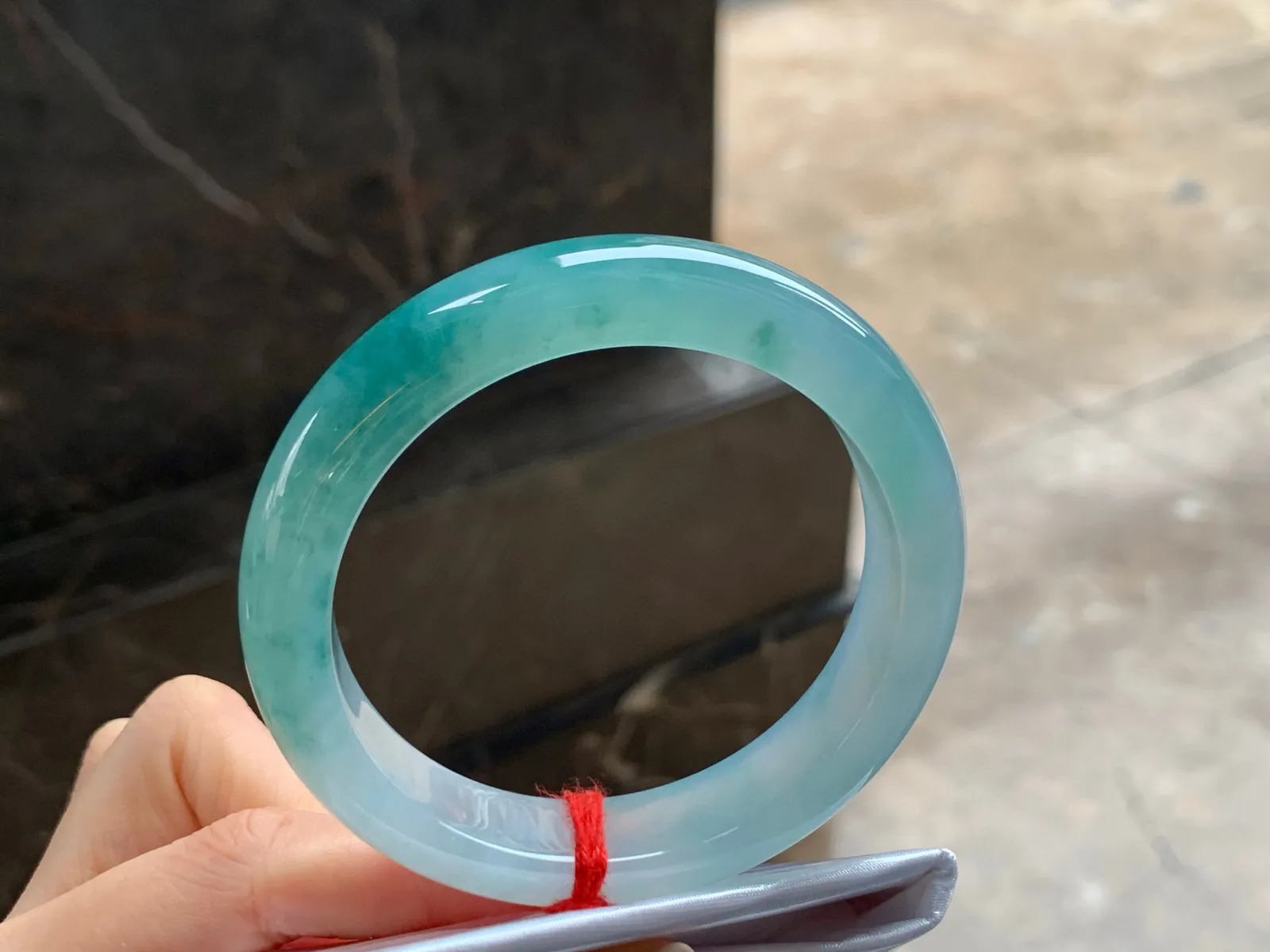 冰晴底飘花手镯
水润55/13/8.7mm