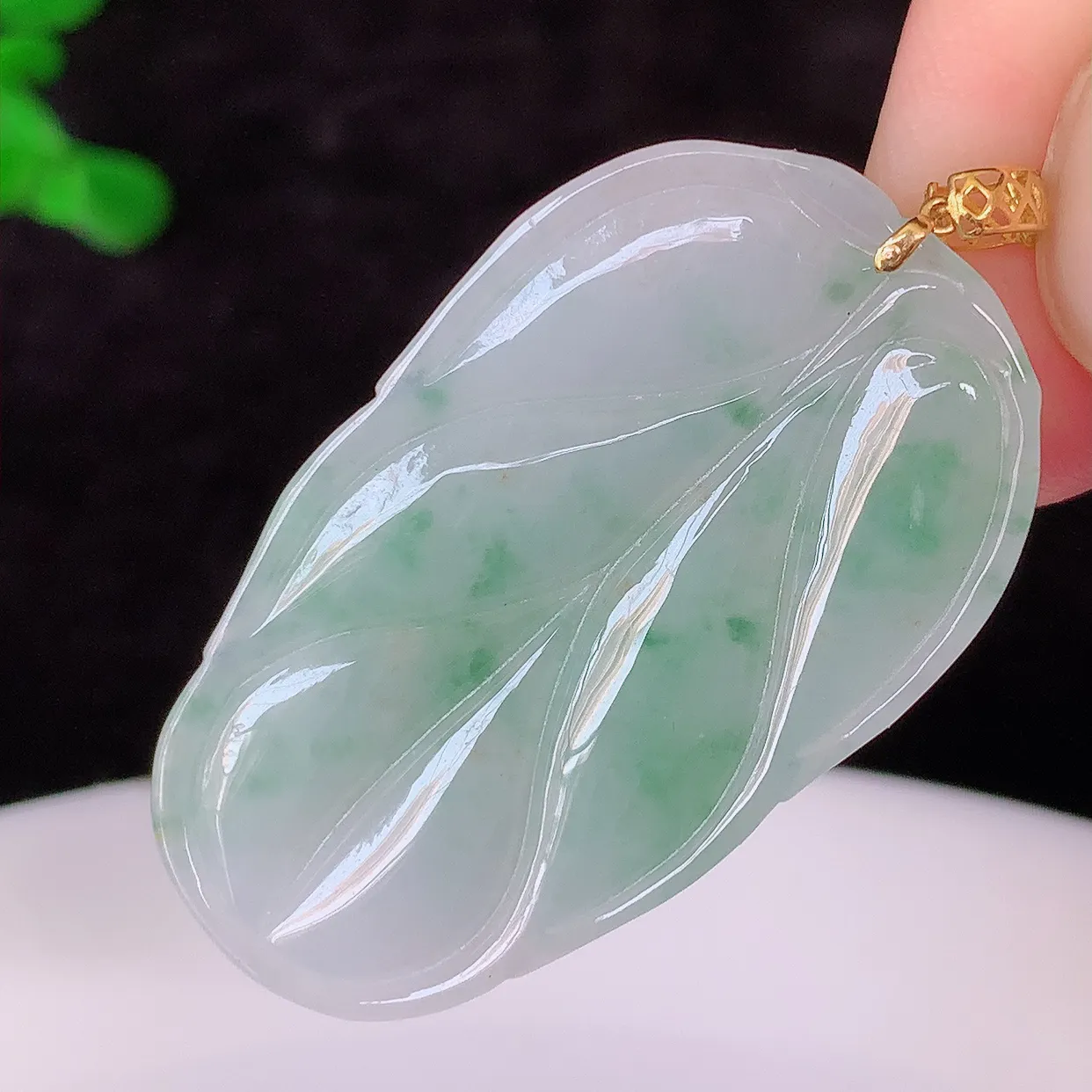 18K金镶嵌冰胶飘花叶子翡翠吊坠 ，种水足，色泽清新，工艺精湛，叶子寓意美好；金枝玉叶，事业有成。#00.5