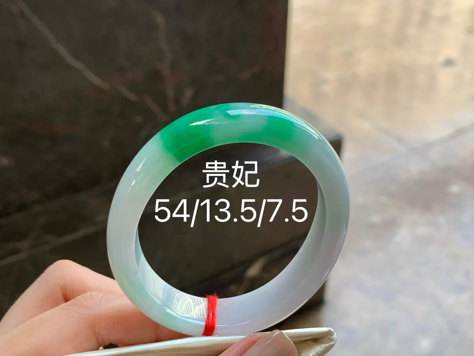 带色贵妃镯
细腻清爽 54/13.5/7.5mm