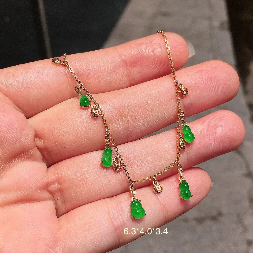 阳绿葫芦手链，色泽均匀艳丽，玉质细腻，荧光感超
强，饱满圆润，气质满满。18k
金豪华镶嵌