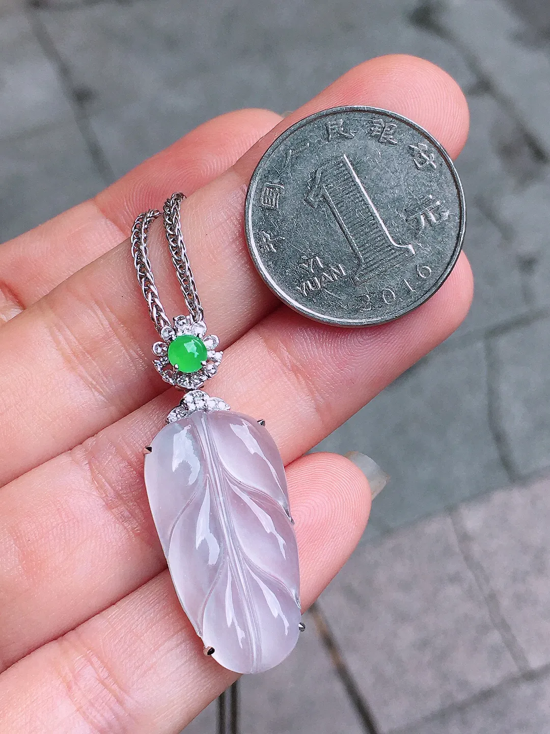冰种玉叶吊坠，玉质细腻，荧光感超
强，饱满圆润，气质满满。18k
金豪华镶嵌