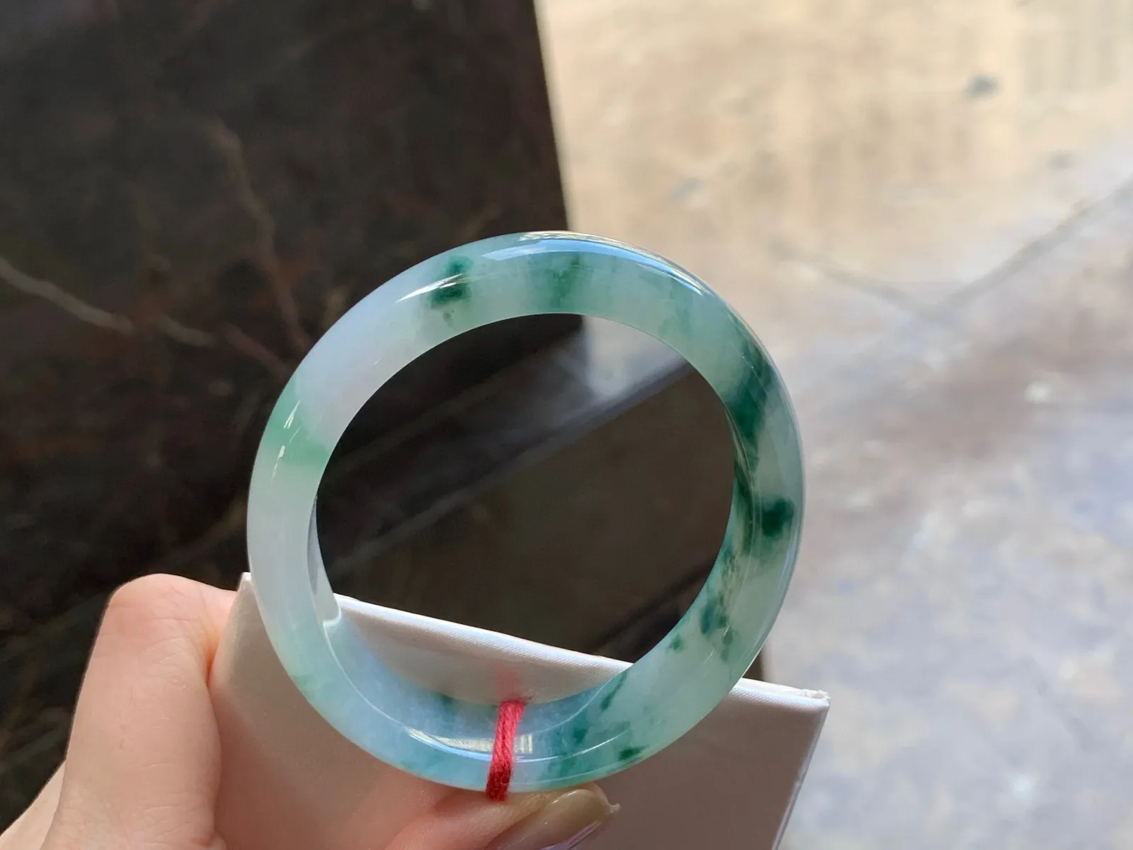 飘花贵妃镯
水润清爽 55.7/12.7/7mm