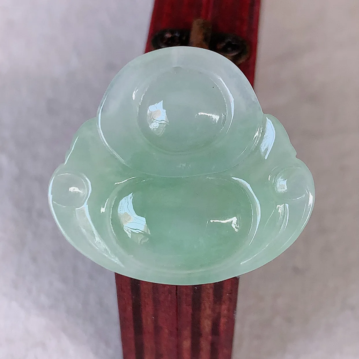 自然光实拍，冰润飘绿佛公吊坠，翡翠开心笑佛，种老水足，颜色漂亮，立体饱满圆润，佩戴效果赞#57.5