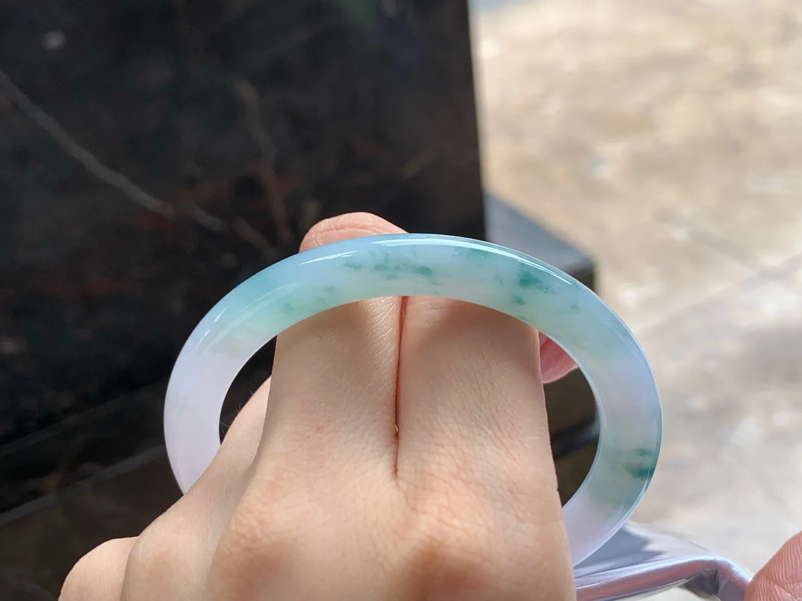 带色细圆条手镯
水润清爽 55.7/7.3/8.3mm