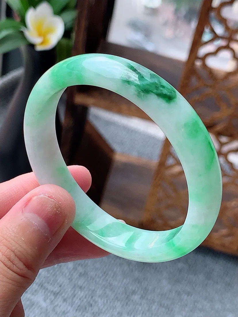 a货翡翠老坑飘绿正装正圈手镯51-52小圈口  尺寸51.8×11×6.4mm 重量36.82g 0622