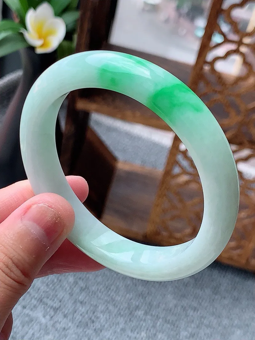 a货翡翠老坑飘绿正装正圈手镯55-56圈口  尺寸55×10.6×8.3mm 重量48.87g 06