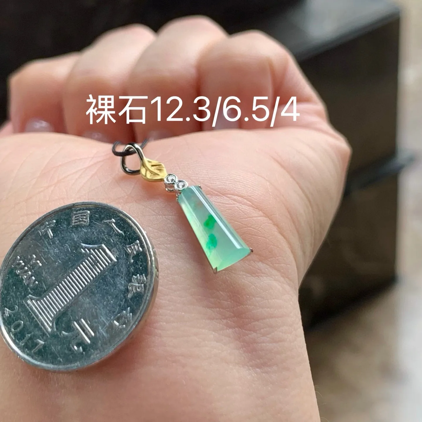 冰种飘色挂坠
真金镶嵌 精致