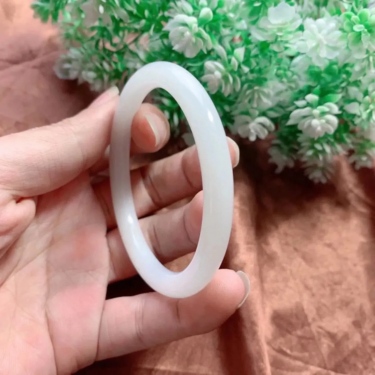 和田玉56.5圈口羊脂白圆条手镯，白度一级，细腻油润 ，底色纯净 脂粉好，品质高