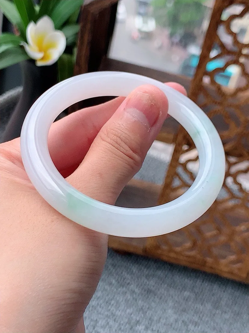 a货翡翠老坑飘绿圆条手镯52-53小圈口 尺寸52.6×8.6mm 重量38.75g 0622