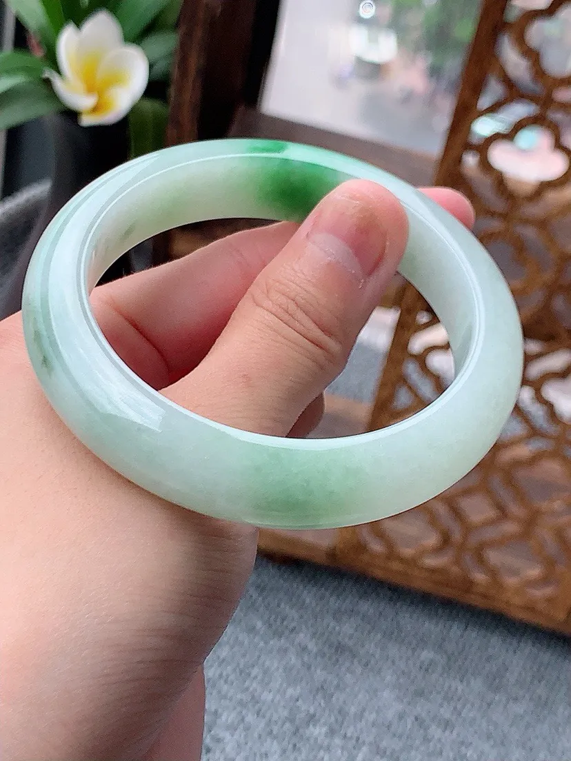 a货翡翠老坑飘绿正装正圈手镯57-58圈口  尺寸57×12.7×8.6mm 重量66.03g 0622