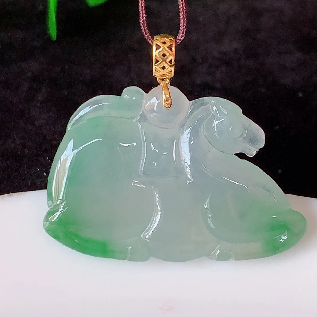18k金镶嵌冰种飘花生肖马翡翠吊坠，沁人心脾，精致典雅的设计，为佩戴者，增添色彩，送礼自留都是佳品选择！#1.5