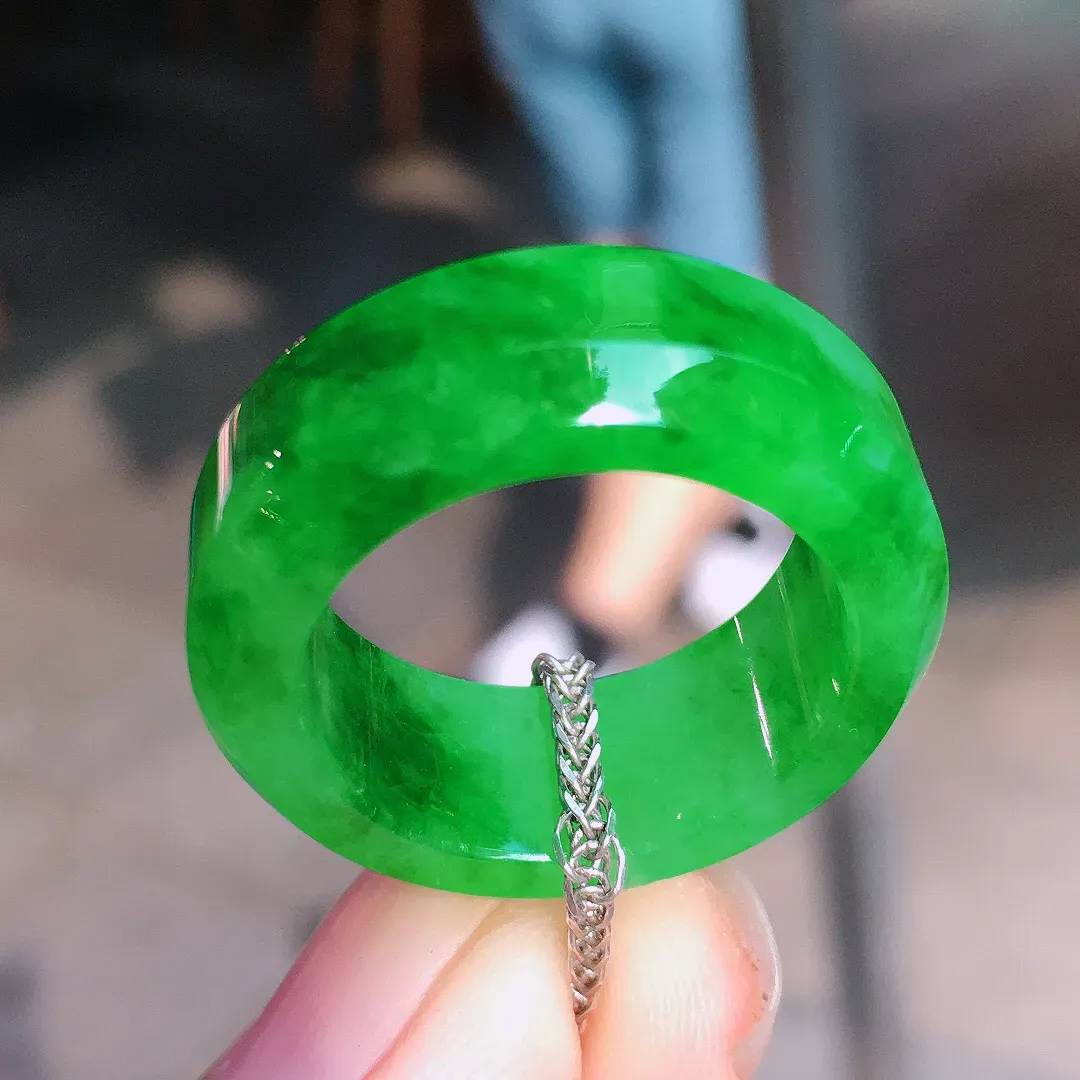 阳绿指环，色泽均匀艳丽，玉质细腻，荧光感超
强，饱满圆润，气质满满。