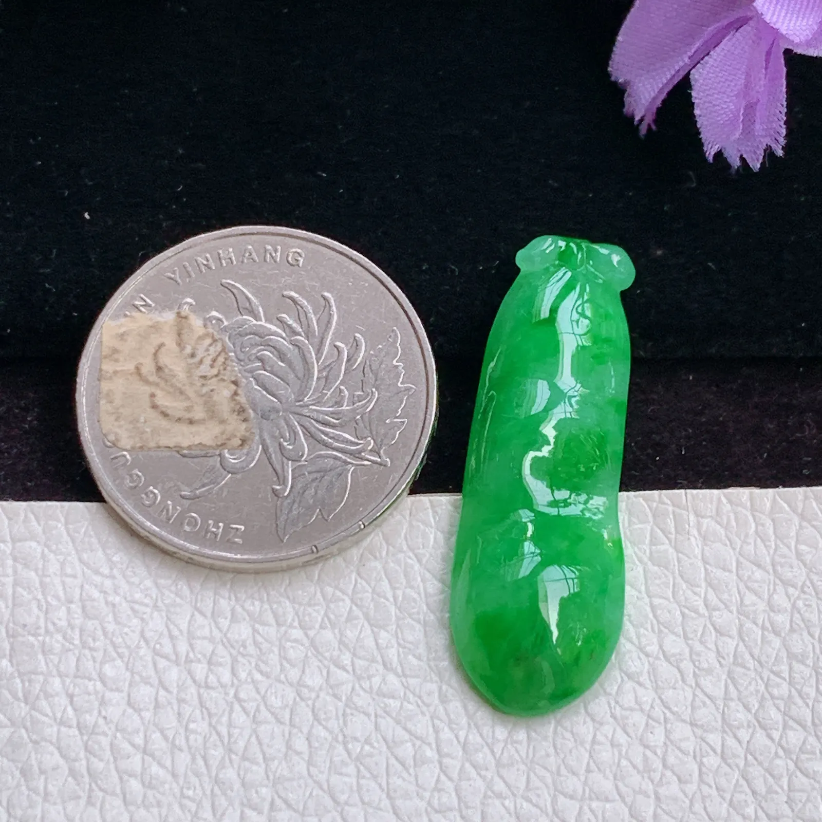 Lz实拍34.5*11.5*5.2翡翠A货精雕冰胶辣阳绿平安豆 福豆玉吊坠 暂未打孔