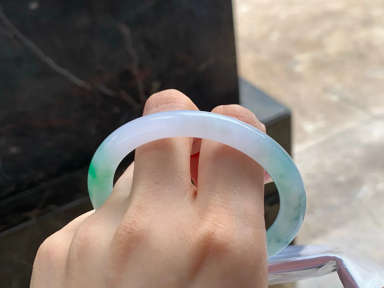 带色细圆条手镯
水润清爽 55.7/7.3/8.3mm