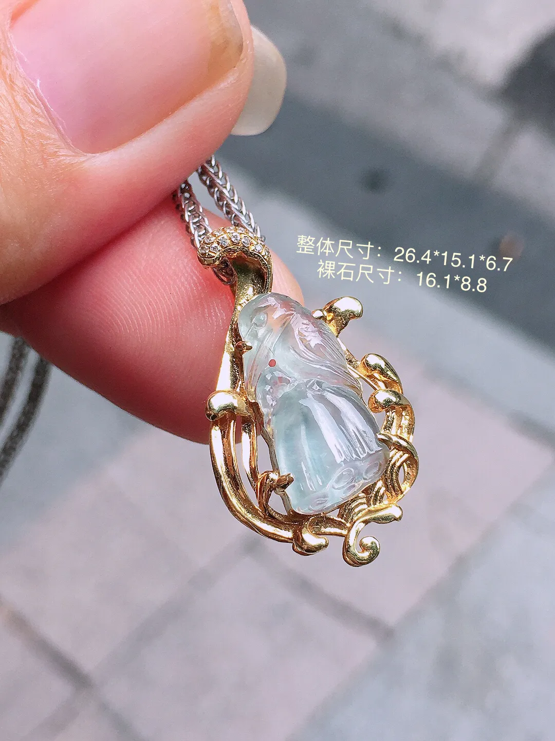 玻璃种【莲蓬】吊坠，玉质细腻，荧光感超
强，饱满圆润，气质满满。18k
金豪华镶嵌