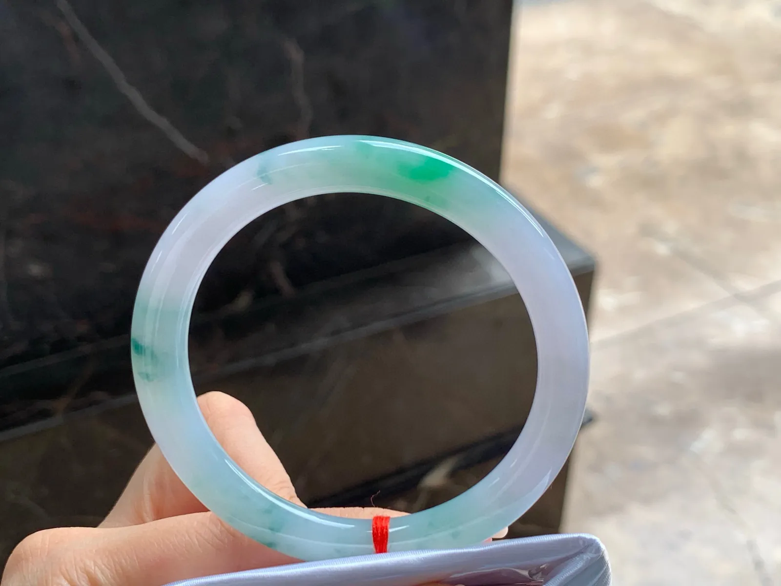 带色细圆条手镯
水润清爽 55.7/7.3/8.3mm
