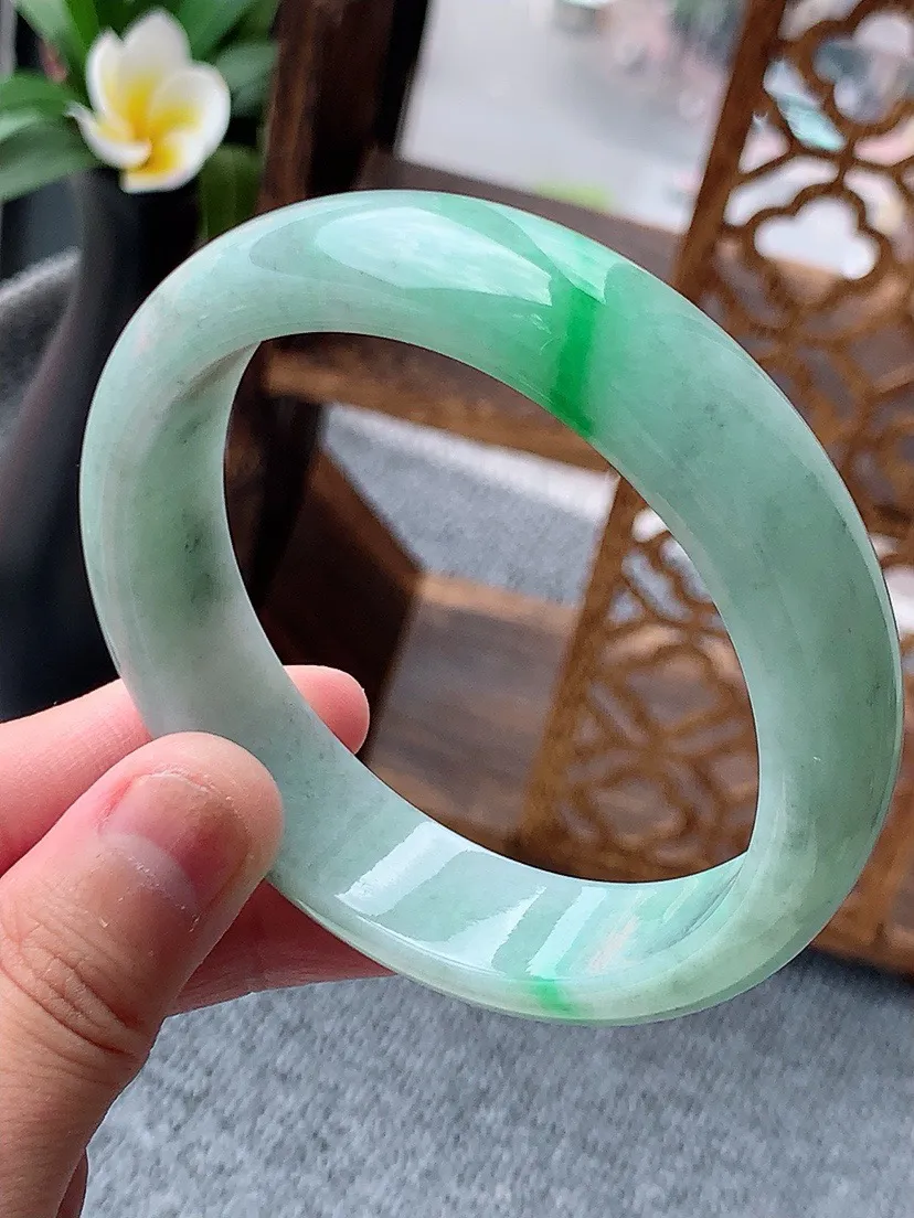 a货翡翠老坑飘绿宽边正装正圈手镯59-60大圈口 尺寸59.5×14.7×7.7mm 重量70.00