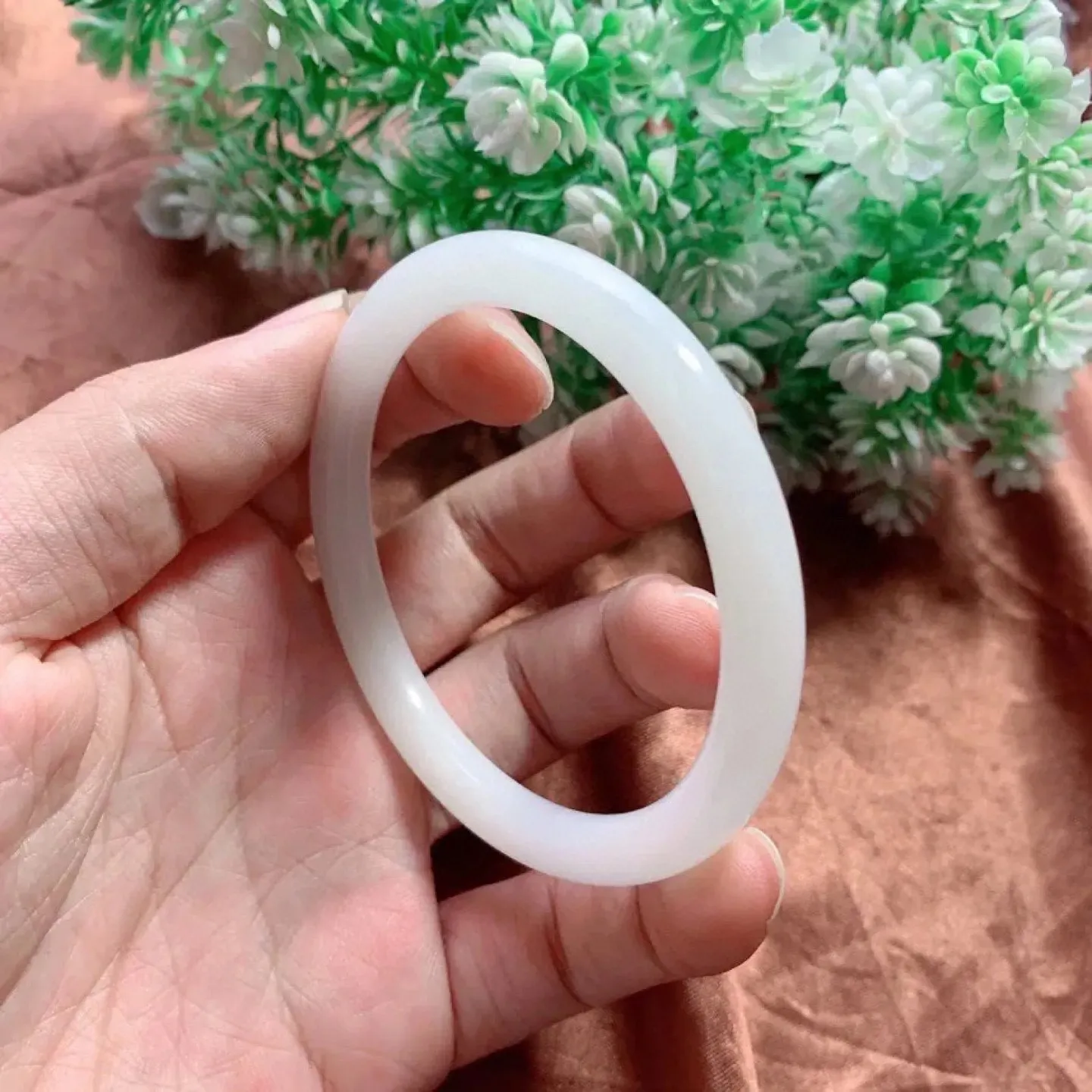 和田玉56.5圈口羊脂白圆条手镯，白度一级，细腻油润 ，底色纯净 脂粉好，品质高