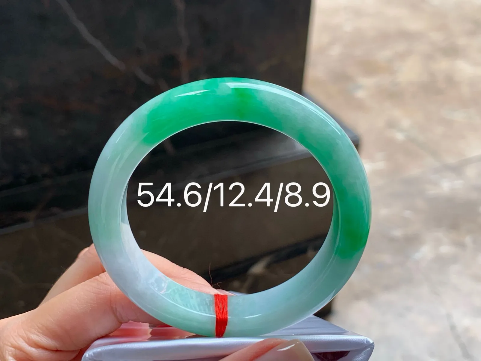 阳绿手镯
颜色漂亮 54.6/12.4/8.9mm