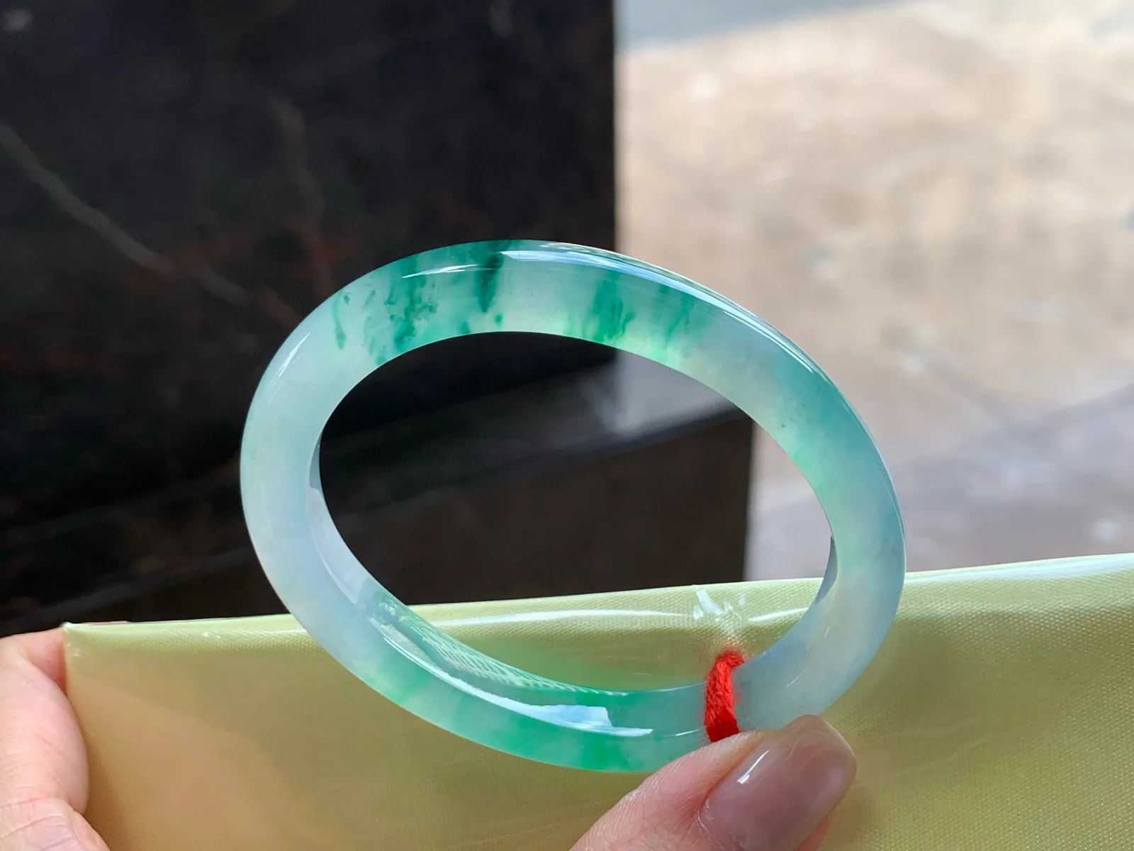冰种阳绿贵妃镯
种老53/8.2/7.3mm