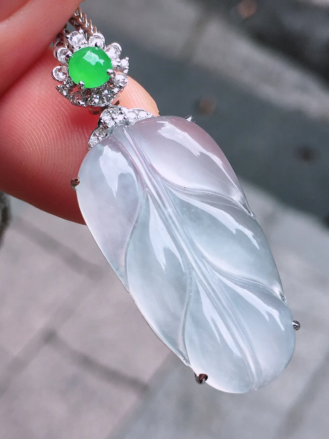 冰种玉叶吊坠，玉质细腻，荧光感超
强，饱满圆润，气质满满。18k
金豪华镶嵌