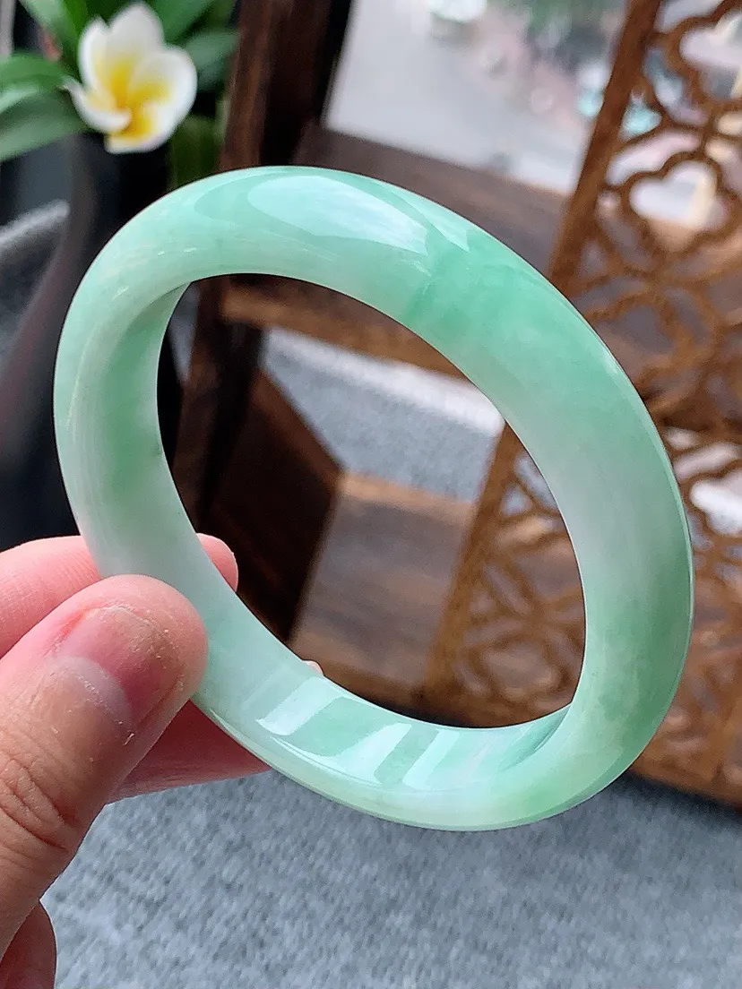 a货翡翠老坑飘绿正装正圈手镯56-57圈口  尺寸56.5×11.8×7.3mm 重量50.30g 