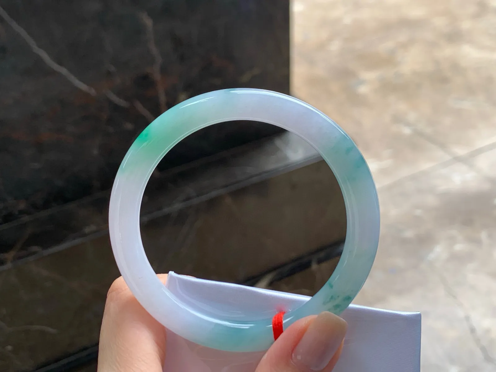带色细圆条手镯
水润清爽 55.7/7.3/8.3mm