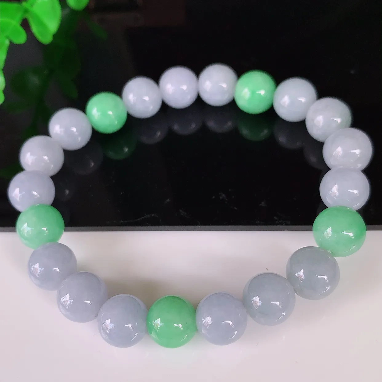 自然光实拍，冰润春带彩翡翠手串手链，种老水足，冰清玉润  颜色漂亮  #46.5取一尺寸9