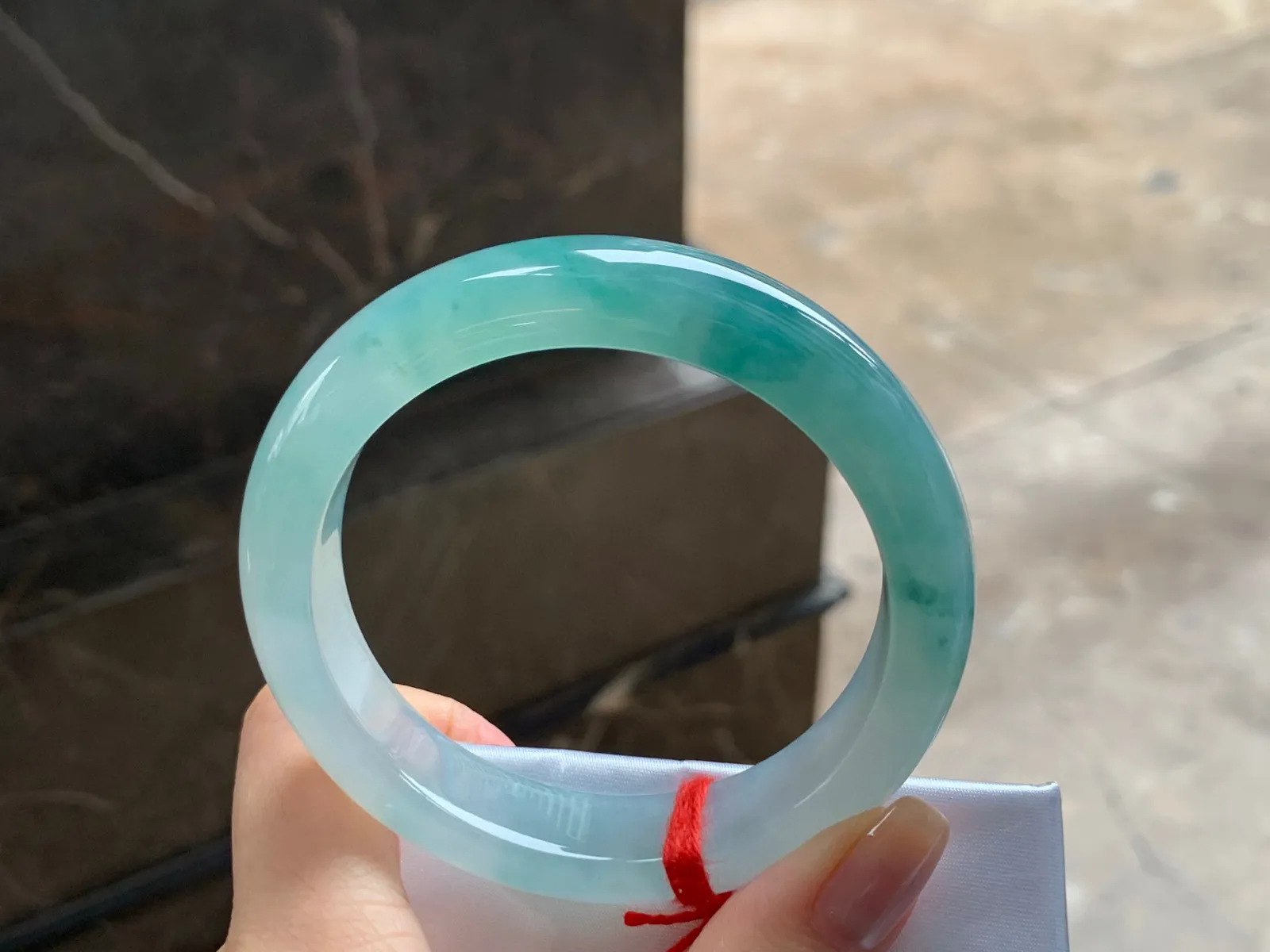 冰晴底飘花手镯
水润55/13/8.7mm