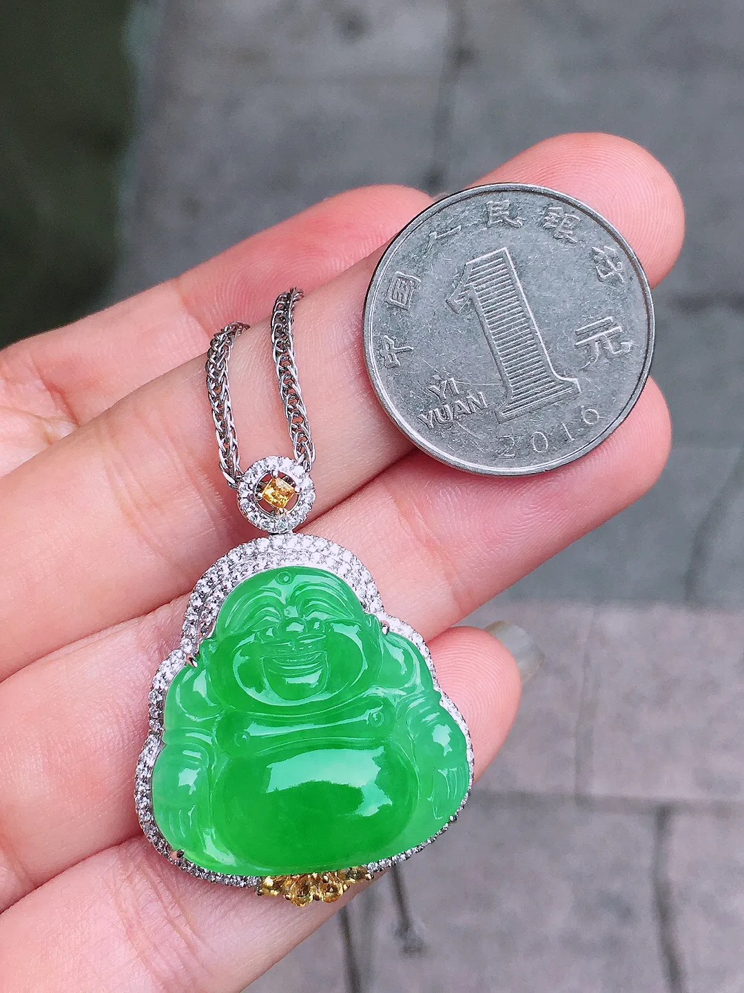 阳绿佛公吊坠，色泽均匀艳丽，玉质细腻，荧光感超
强，饱满圆润，气质满满。18k
金豪华镶嵌