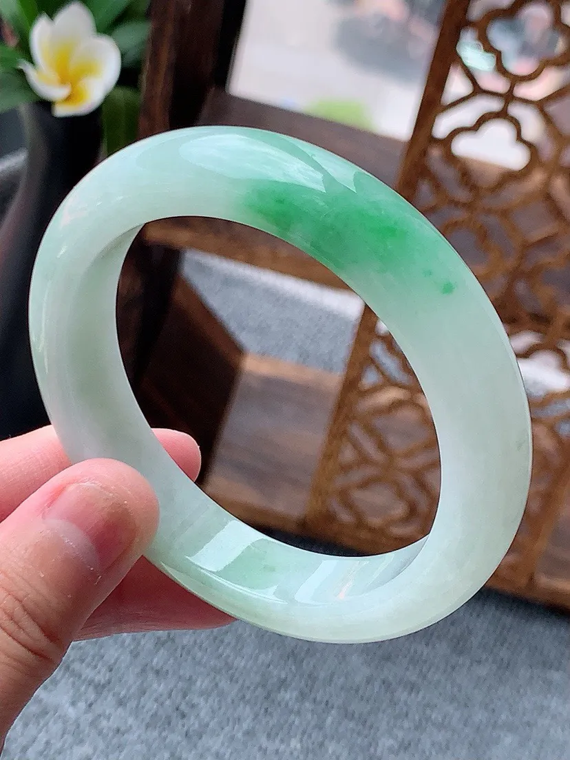 a货翡翠老坑飘绿正装正圈手镯57-58圈口  尺寸57×12.7×8.6mm 重量66.03g 06