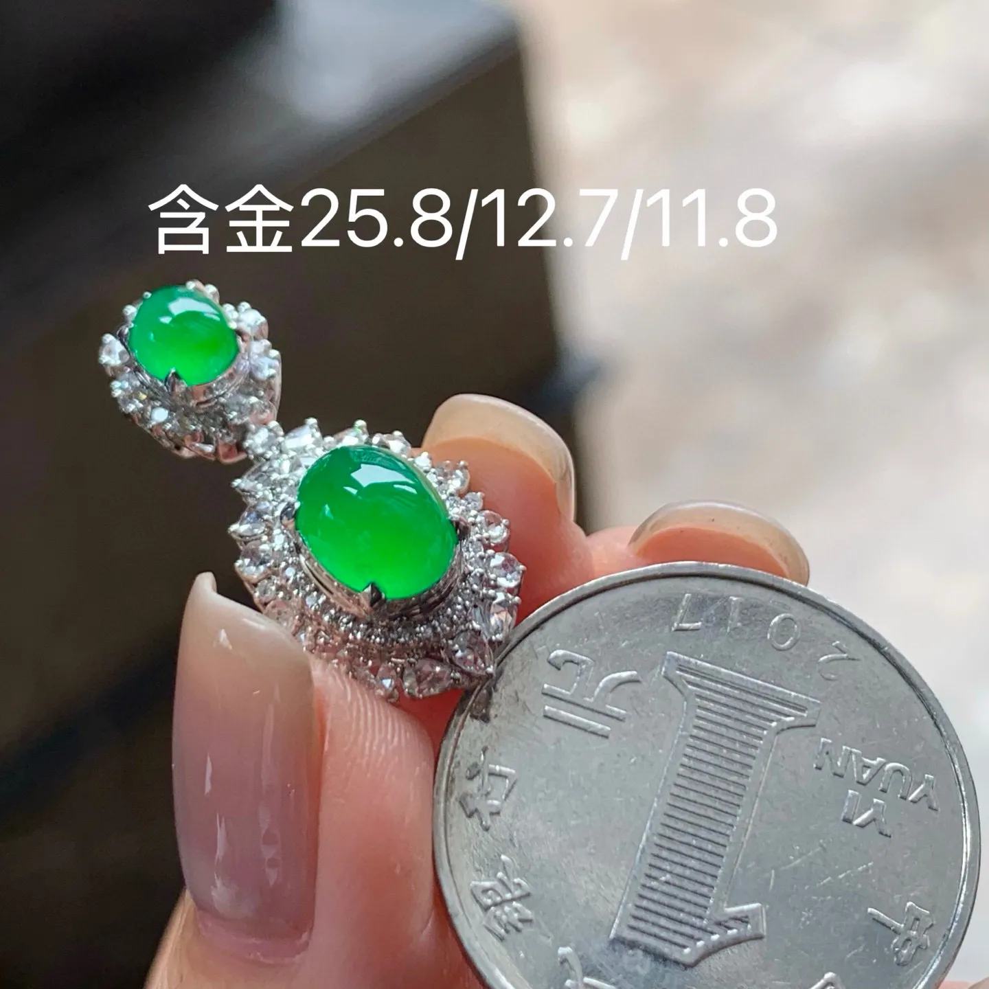冰种满色蛋面挂坠
真金镶嵌 精致