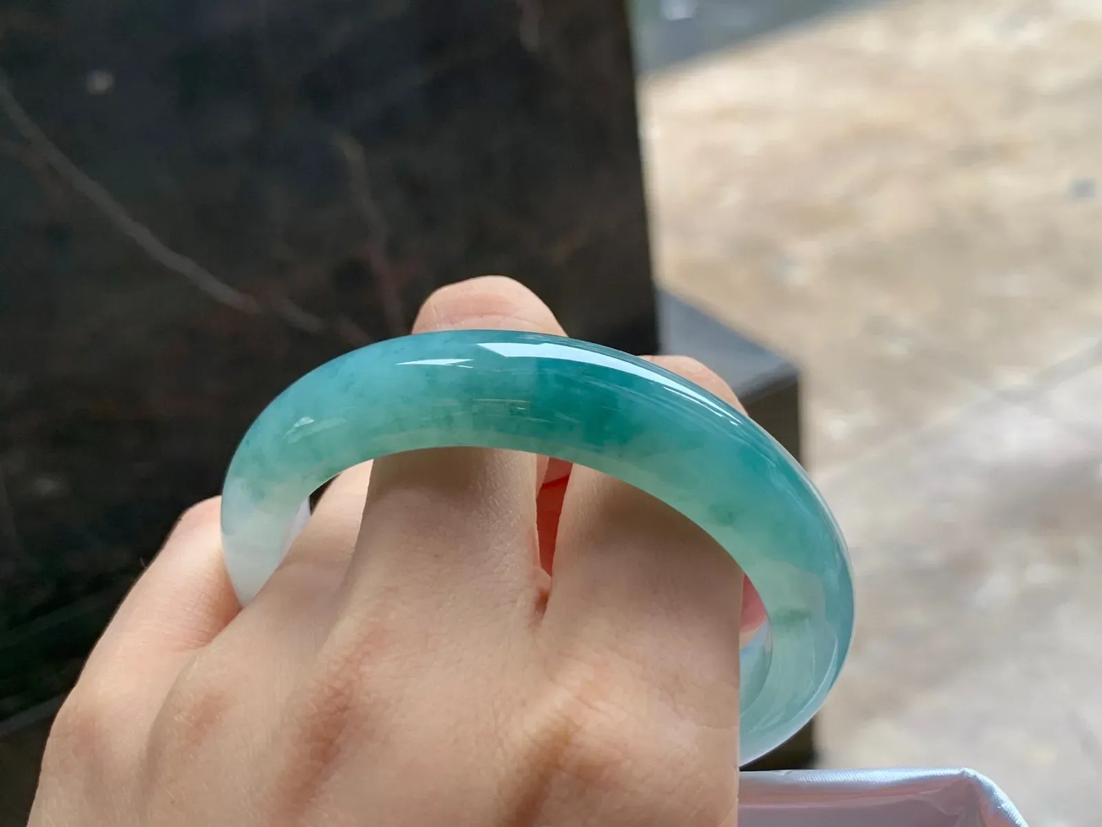 冰晴底飘花手镯
水润55/13/8.7mm