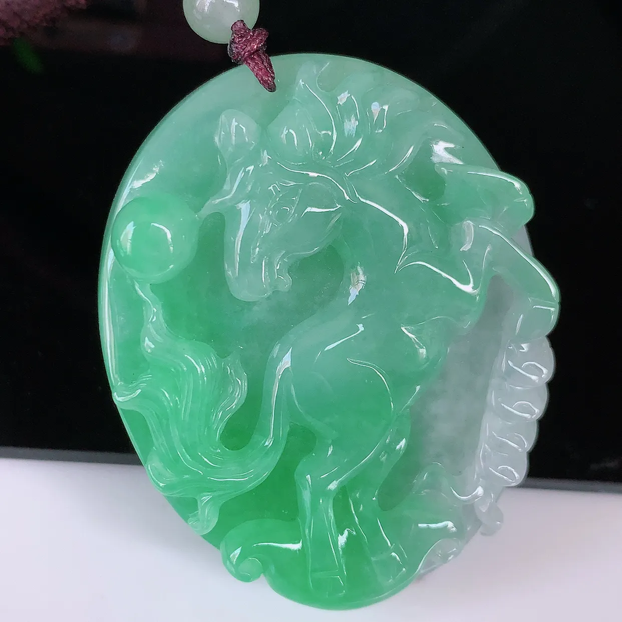 自然光实拍，冰润满绿翡翠生肖马上有钱吊坠，种老水足，雕工精湛 ，寓意美好，佩戴时尚出众！#46.5