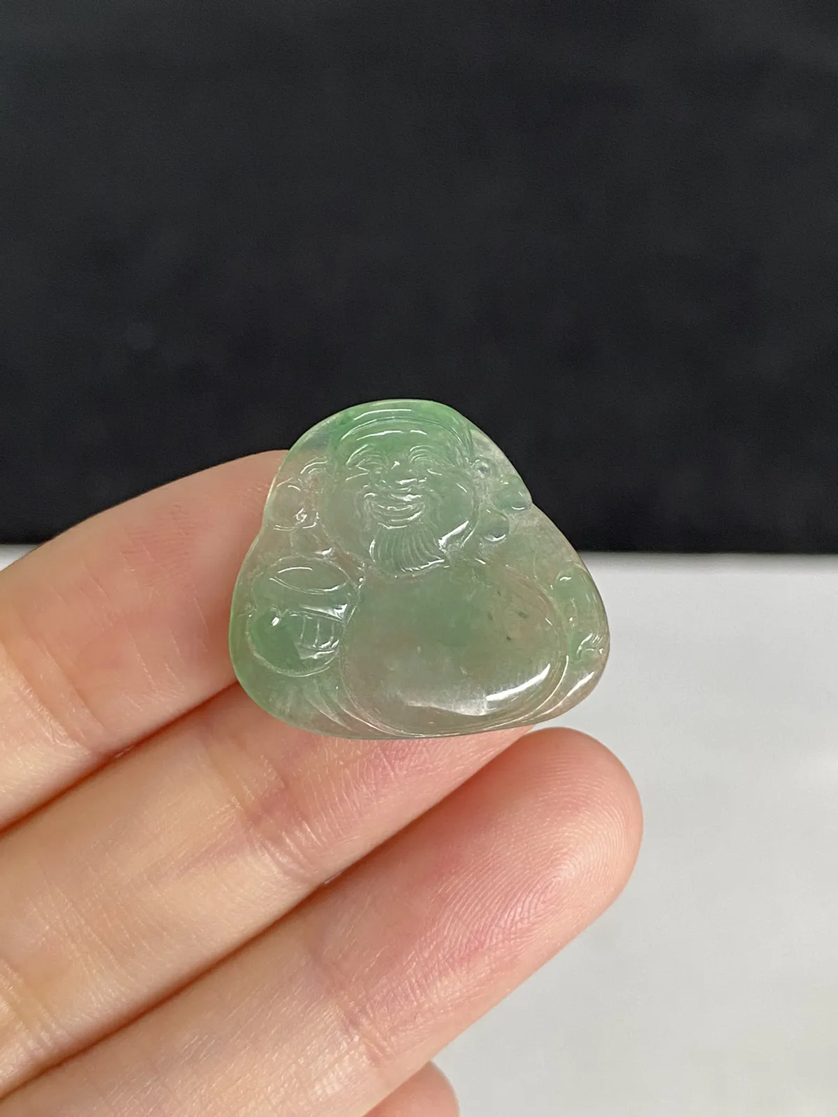 翡翠浅绿色吊坠