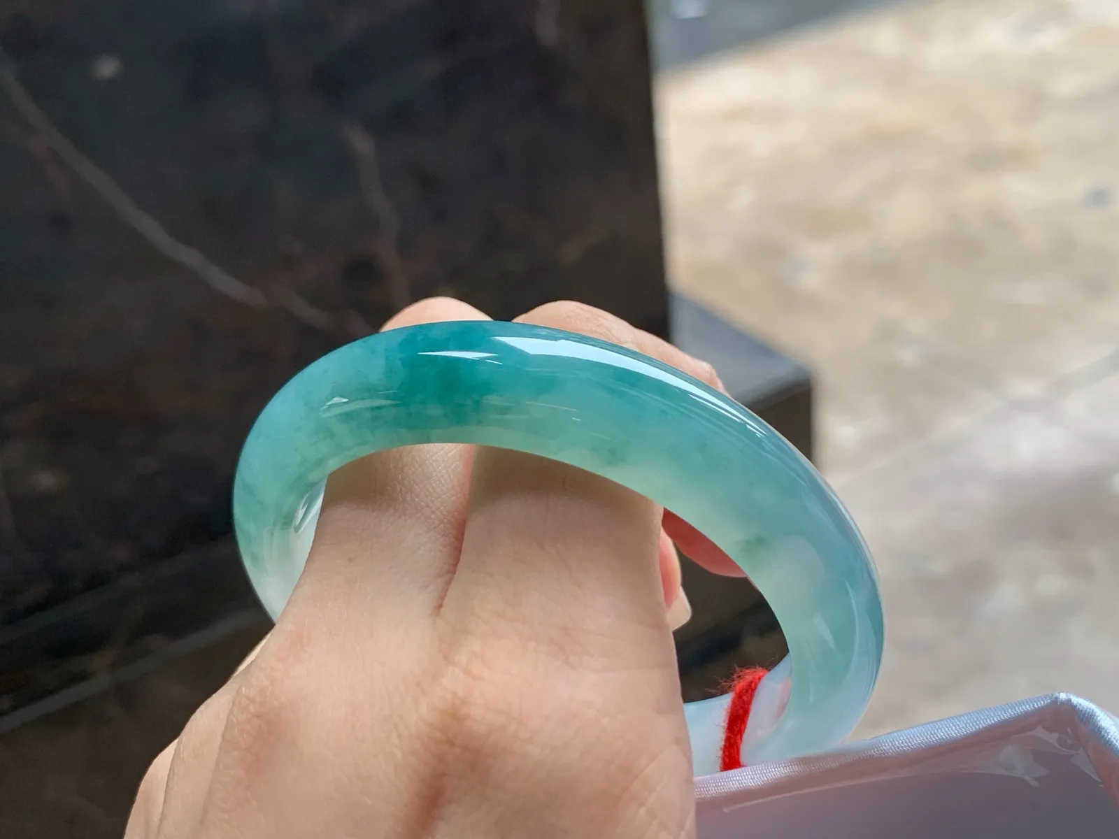 冰晴底飘花手镯
水润55/13/8.7mm