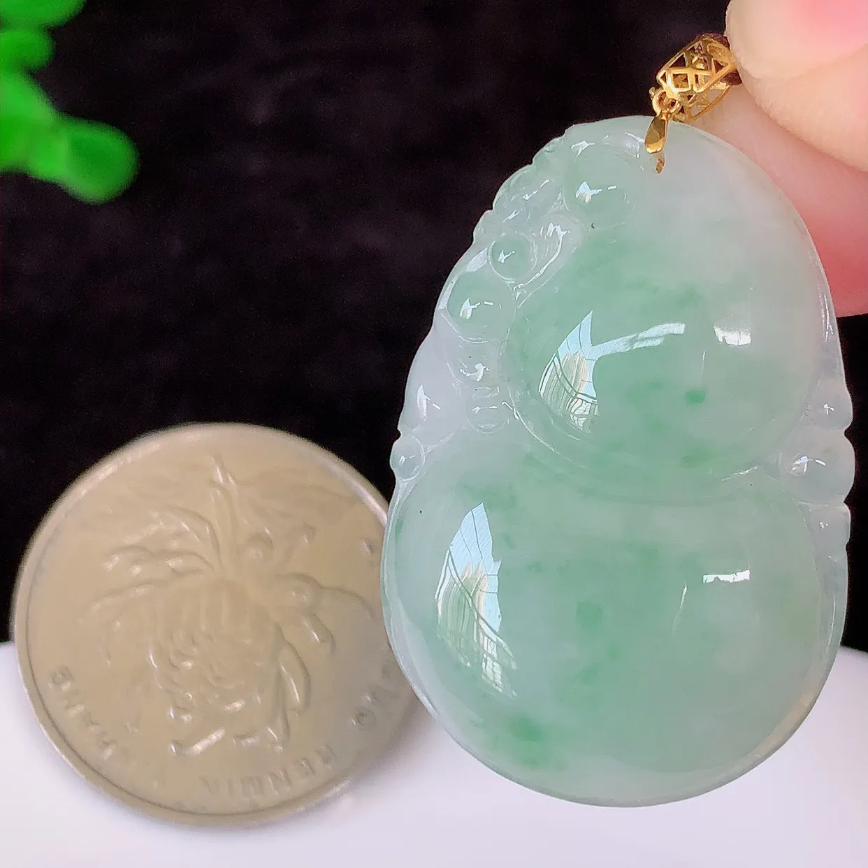 18K金镶嵌冰润飘绿葫芦吊坠，翡翠葫芦，寓意福禄双全，财源滚滚，佩戴效果优雅迷人！#00.5