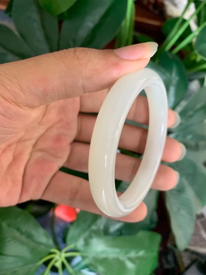 暖白色，和田玉56圈口羊脂白玉手镯，圈口56宽11.5细腻油润，高脂粉