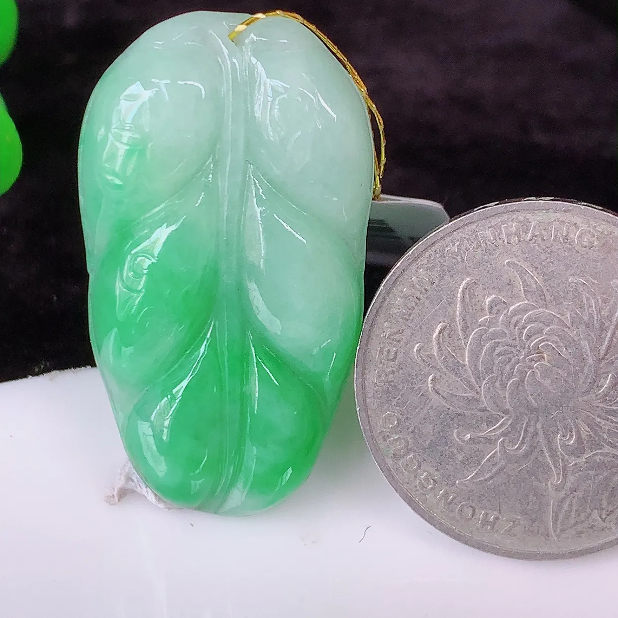 自然光实拍，冰胶飘绿叶子翡翠吊坠 ，种水足，色泽清新，工艺精湛，叶子寓意美好；金枝玉叶，事业有成。#35.5