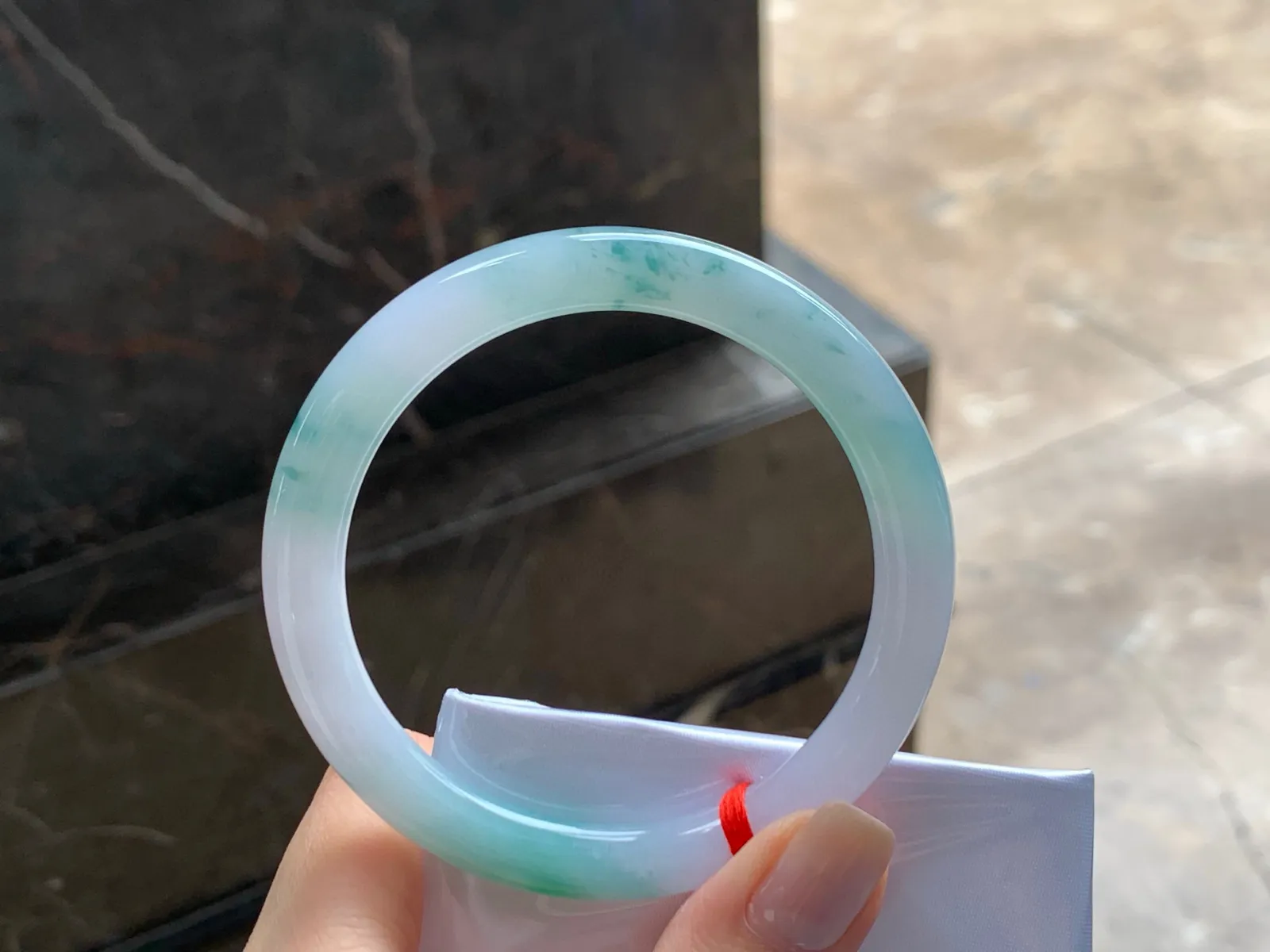 带色细圆条手镯
水润清爽 55.7/7.3/8.3mm