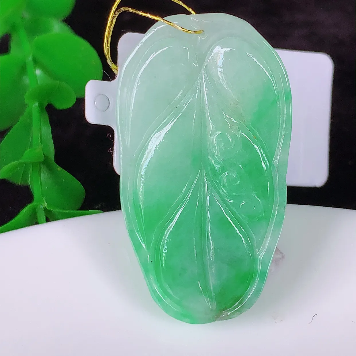 自然光实拍，冰胶飘绿叶子翡翠吊坠 ，种水足，色泽清新，工艺精湛，叶子寓意美好；金枝玉叶，事业有成。#35.5