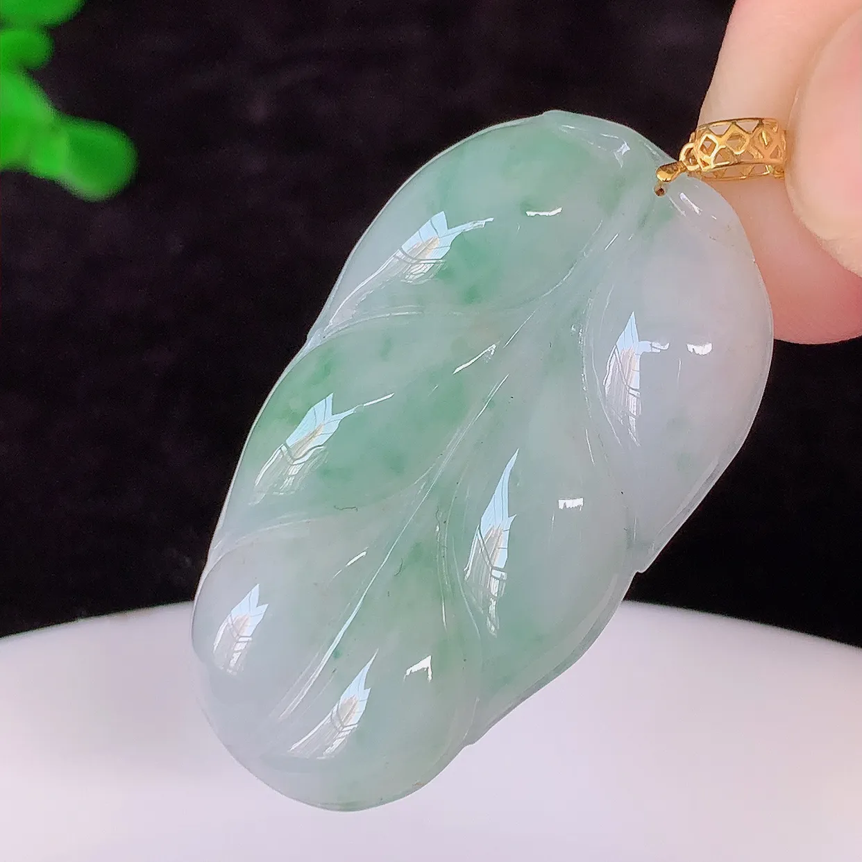 18K金镶嵌冰胶飘花叶子翡翠吊坠 ，种水足，色泽清新，工艺精湛，叶子寓意美好；金枝玉叶，事业有成。#00.5