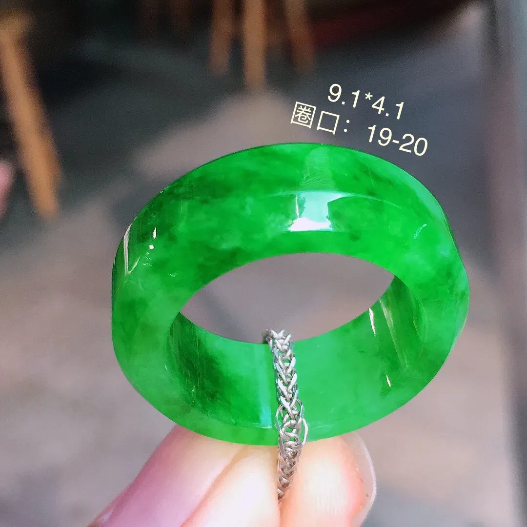 阳绿指环，色泽均匀艳丽，玉质细腻，荧光感超
强，饱满圆润，气质满满。