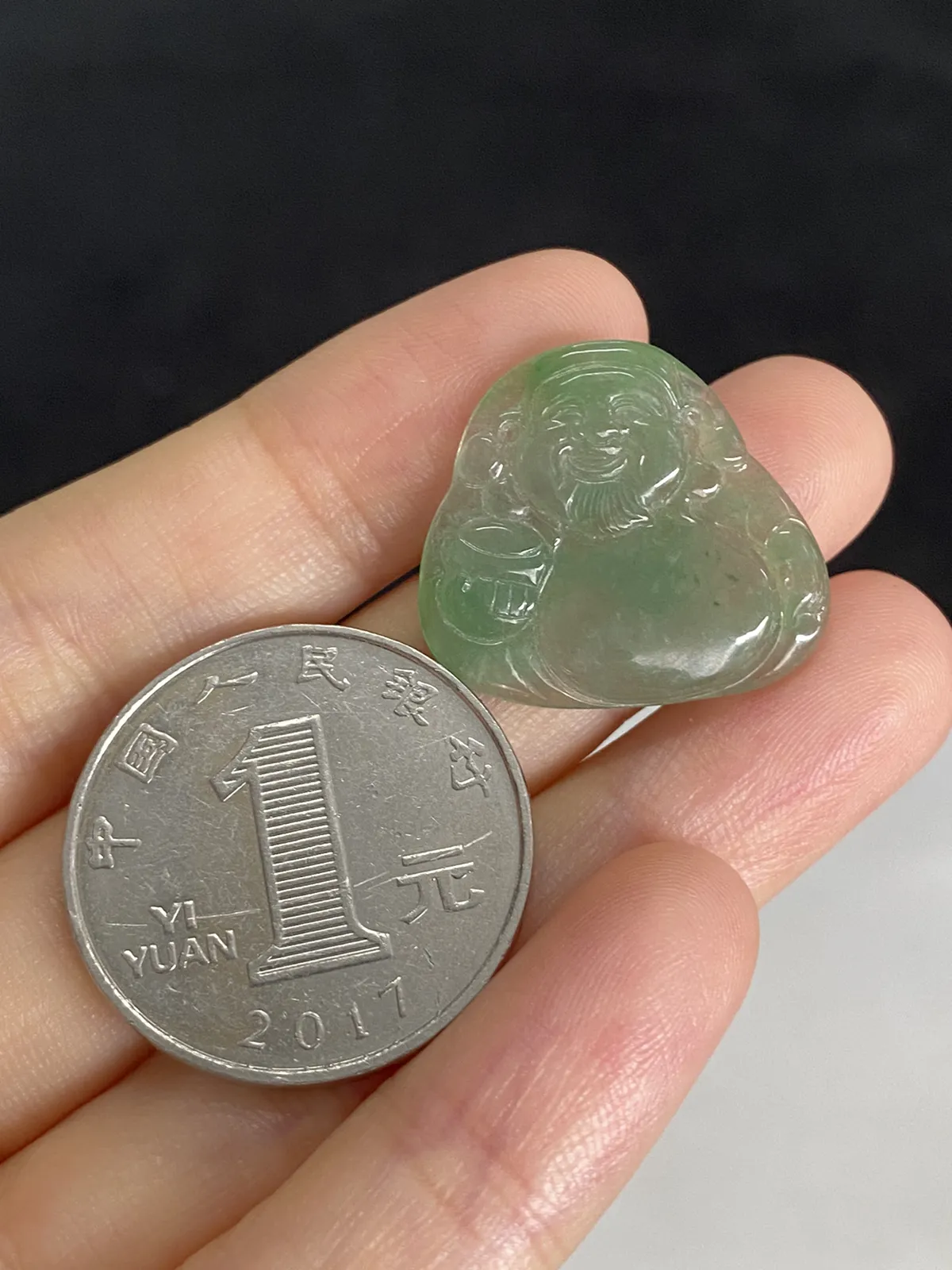 翡翠浅绿色吊坠