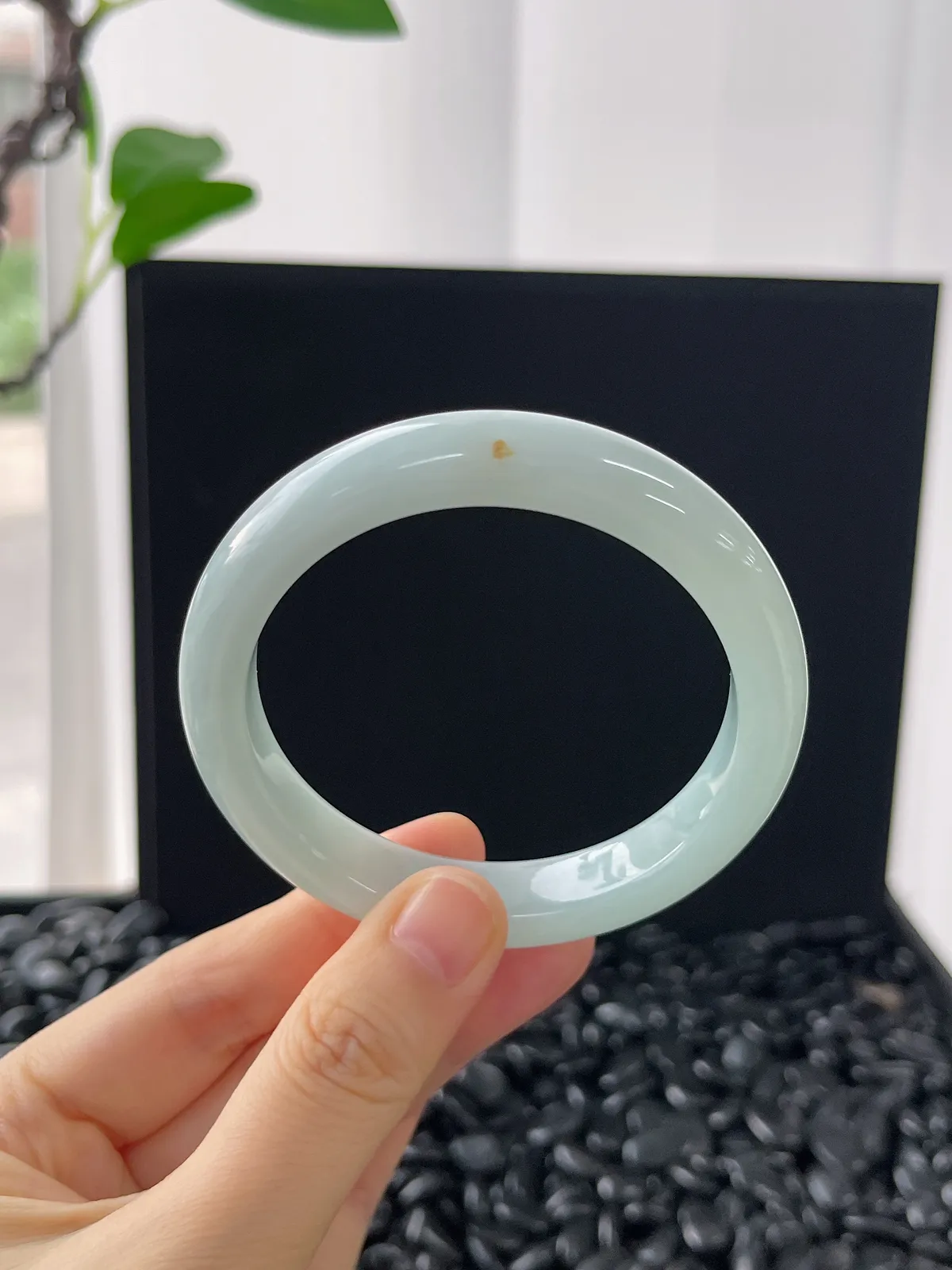 翡翠糯化种淡绿洒金手镯，带镯心，底子细腻