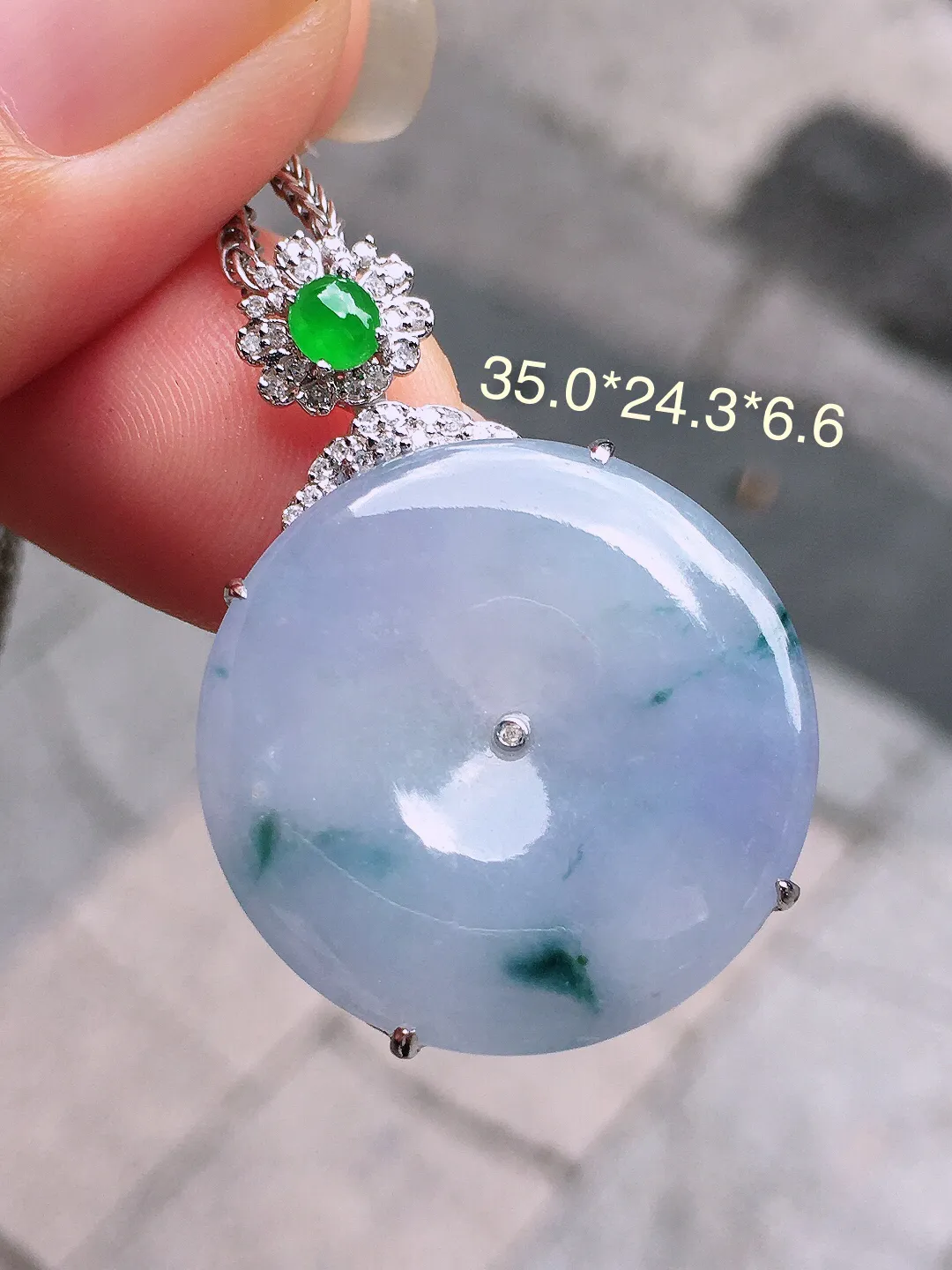 紫罗兰飘花平安扣吊坠，色泽艳丽，玉质细腻，荧光感超
强，饱满圆润，气质满满。18k
金豪华镶嵌