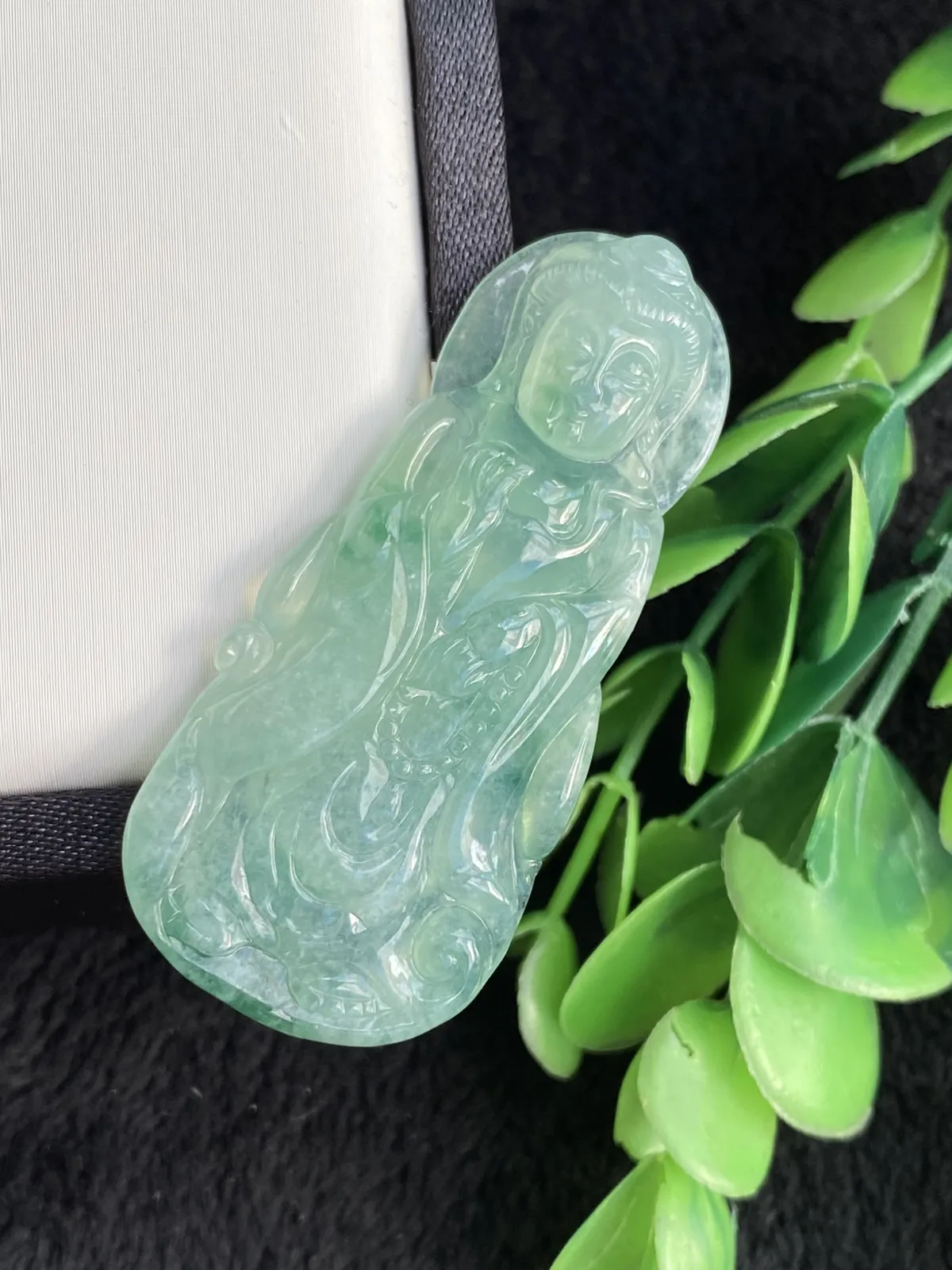 推荐【晴水飘绿观音】小棉无纹裂，晴绿底色，飘绿，水润冰透，种水佳，53.5*24.2*6.6 毫米，超值～～