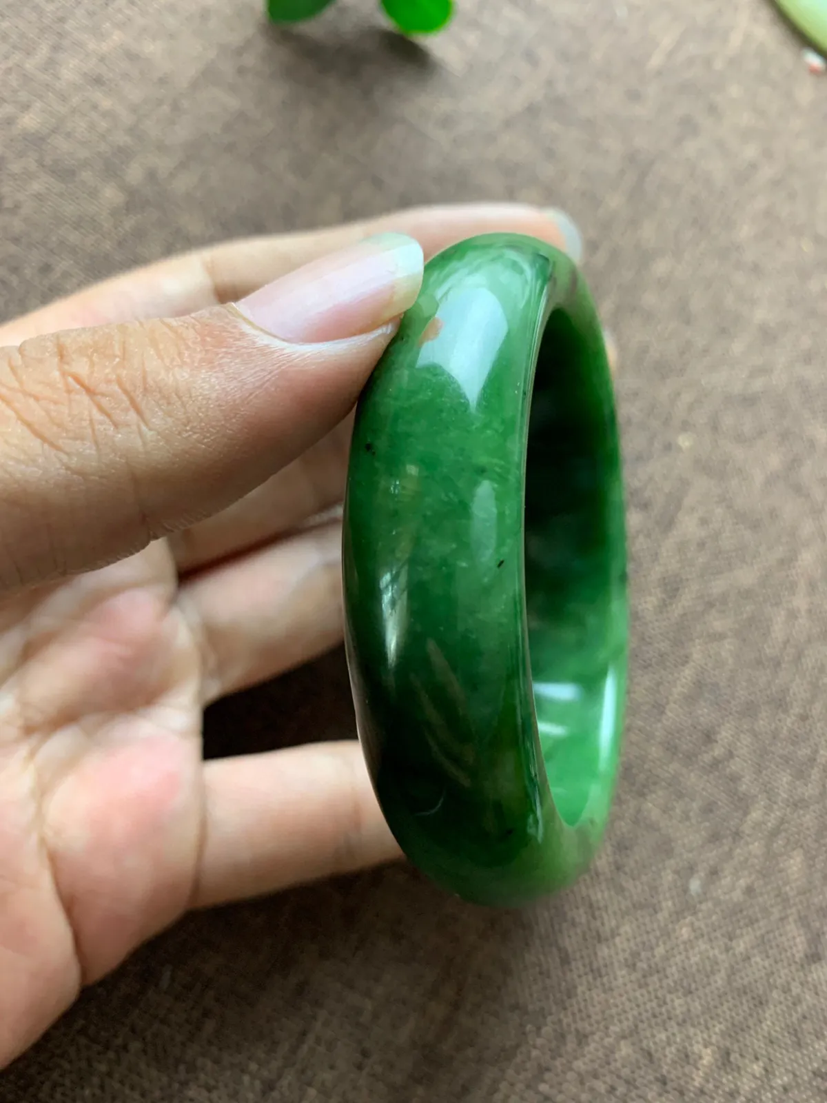 和田玉58.5圈口碧玉阳绿色手镯，黑皮料碧玉，细腻油润，高脂粉